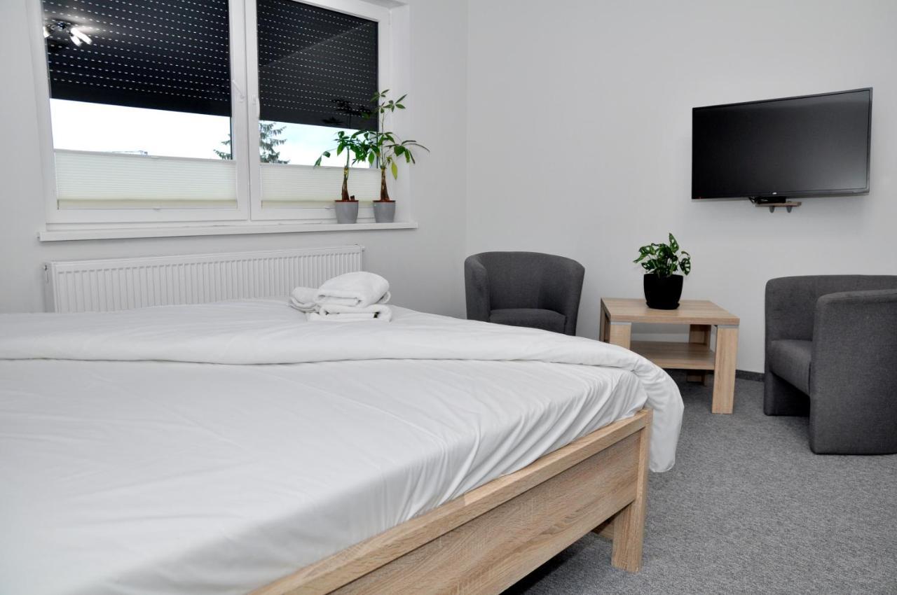 Pokoje, Apartamenty, Restauracja Marcus 奥博尔尼基 外观 照片