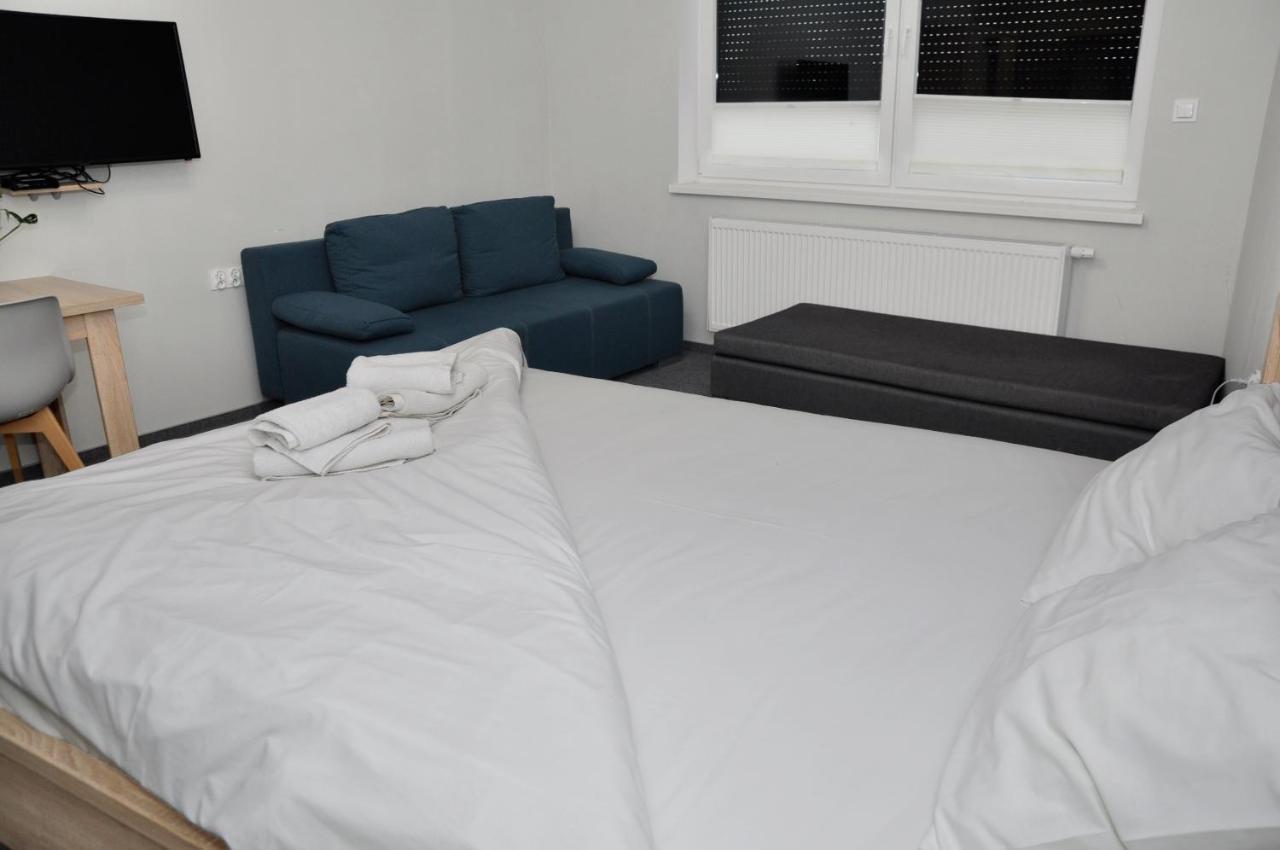 Pokoje, Apartamenty, Restauracja Marcus 奥博尔尼基 外观 照片