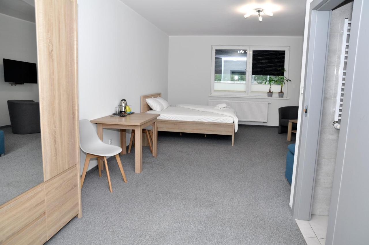 Pokoje, Apartamenty, Restauracja Marcus 奥博尔尼基 外观 照片
