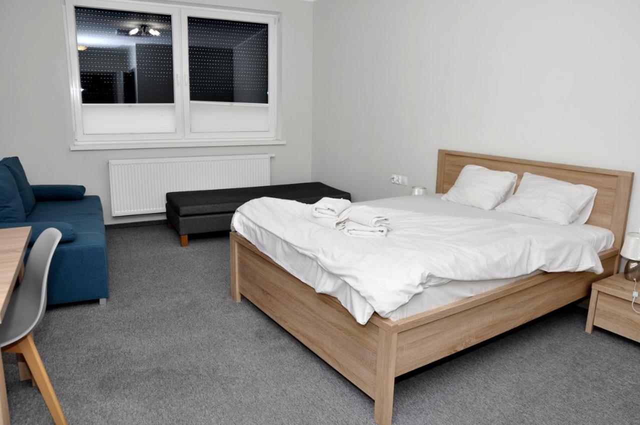 Pokoje, Apartamenty, Restauracja Marcus 奥博尔尼基 外观 照片