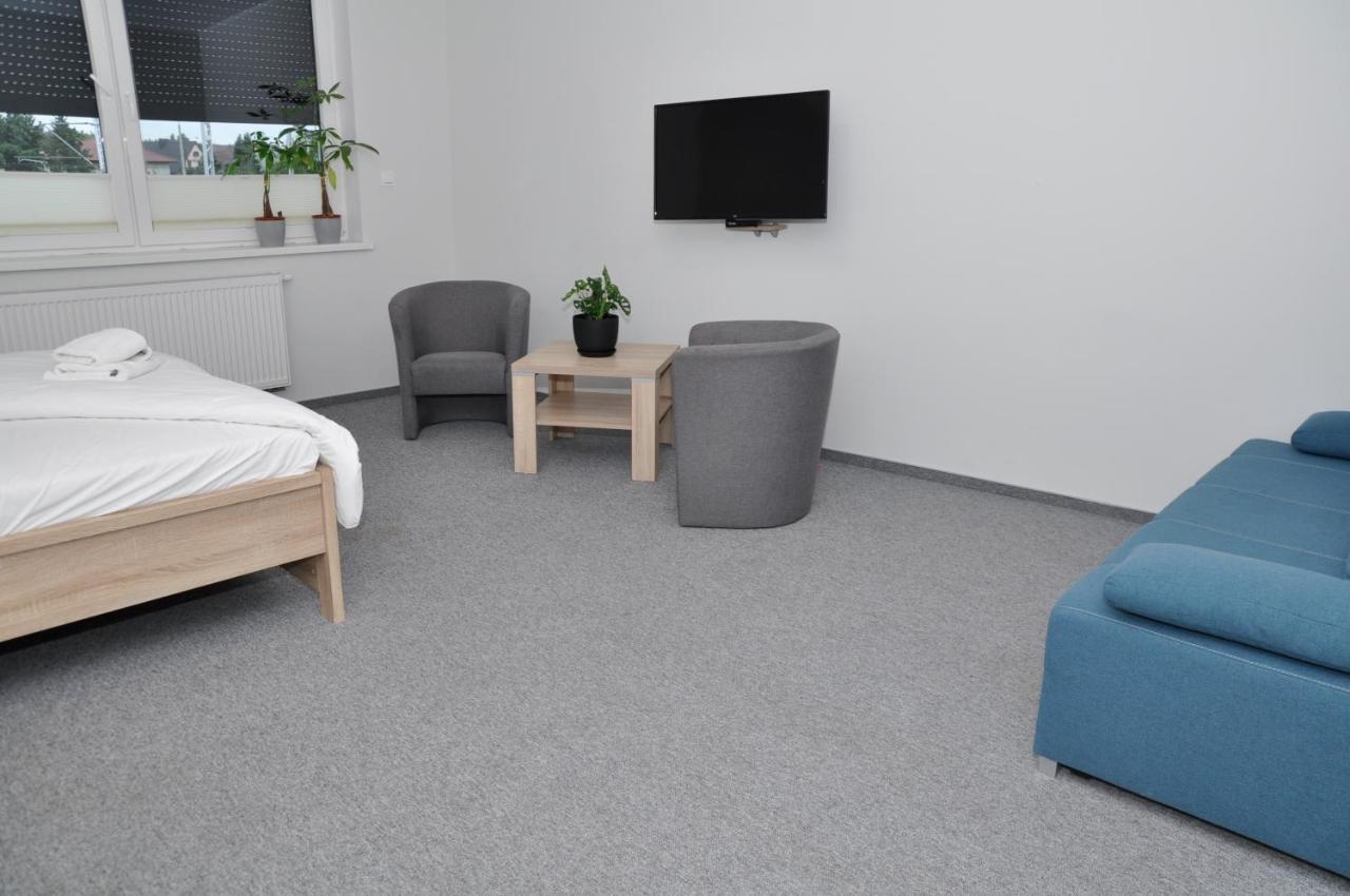 Pokoje, Apartamenty, Restauracja Marcus 奥博尔尼基 外观 照片