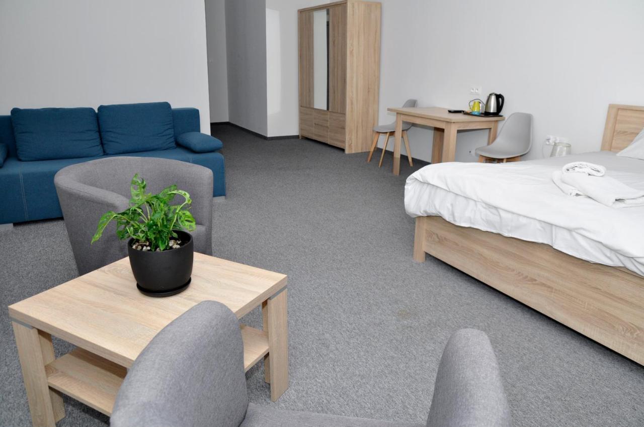 Pokoje, Apartamenty, Restauracja Marcus 奥博尔尼基 外观 照片