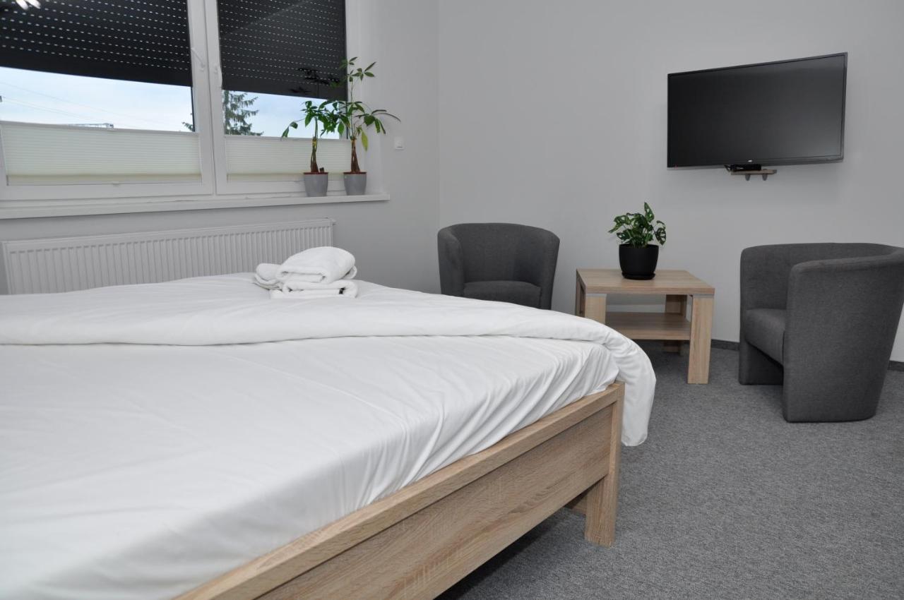Pokoje, Apartamenty, Restauracja Marcus 奥博尔尼基 外观 照片