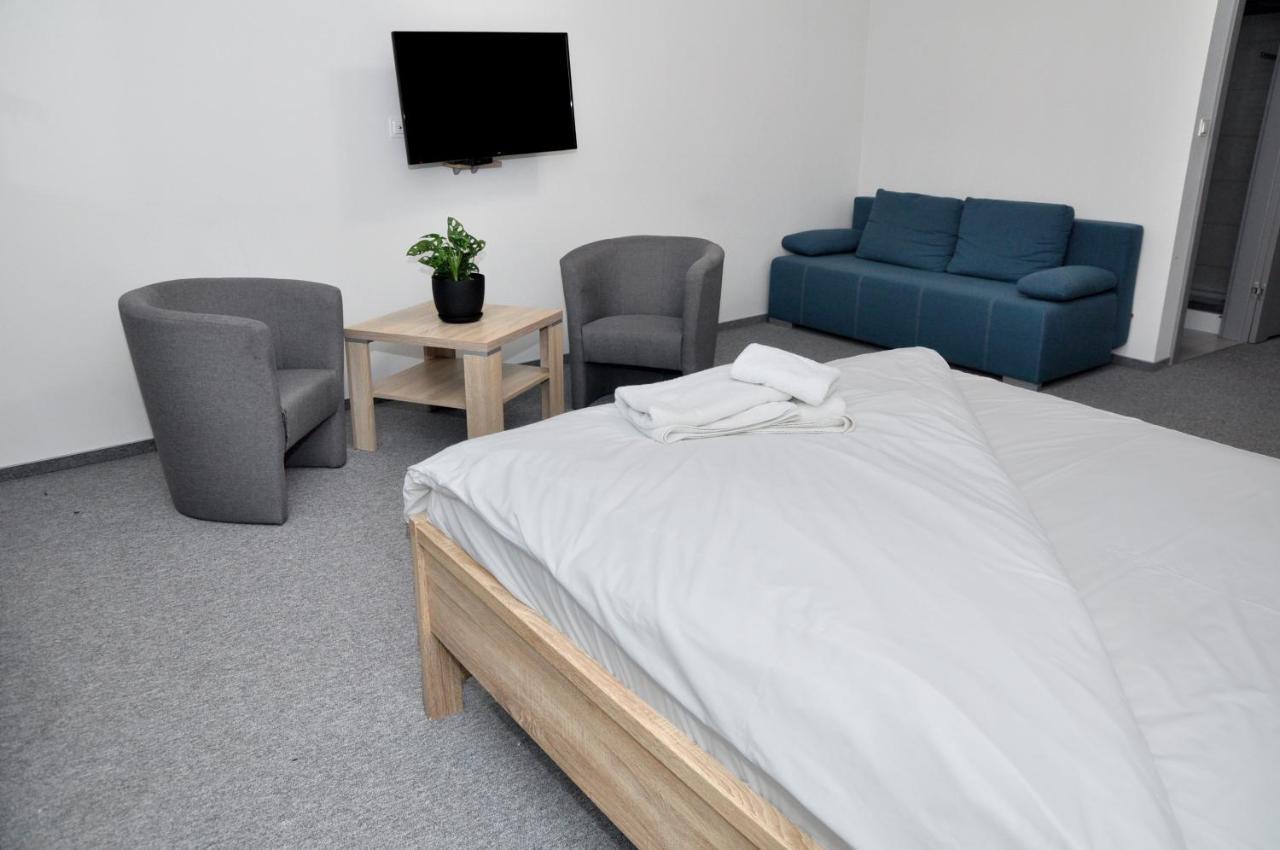 Pokoje, Apartamenty, Restauracja Marcus 奥博尔尼基 外观 照片