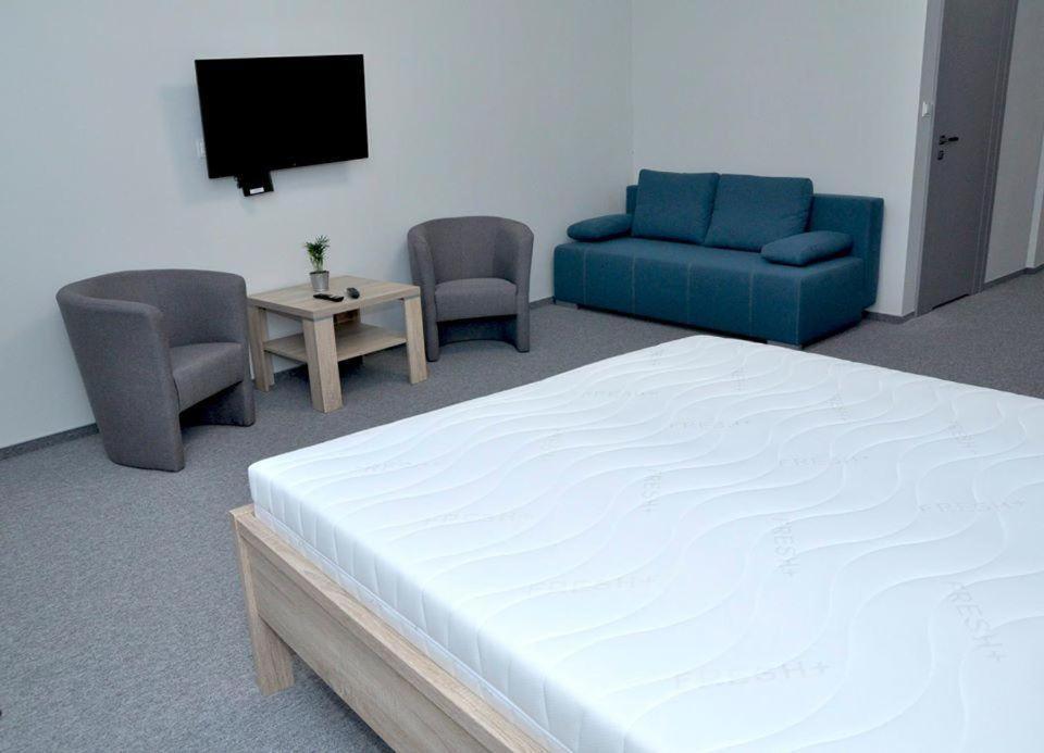 Pokoje, Apartamenty, Restauracja Marcus 奥博尔尼基 外观 照片