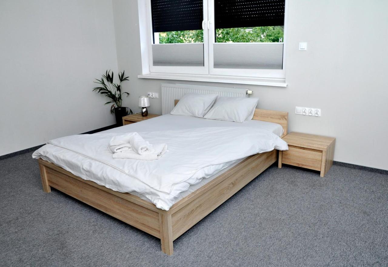 Pokoje, Apartamenty, Restauracja Marcus 奥博尔尼基 外观 照片
